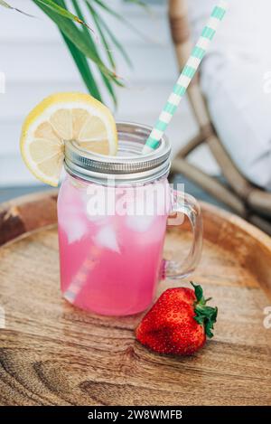 Rinfrescante limonata di fragole in un barattolo Mason Foto Stock