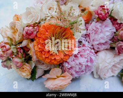 Primo piano di un colorato bouquet nuziale primaverile Foto Stock