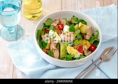 insalata con fegato di merluzzo, patate, uovo in un recipiente Foto Stock