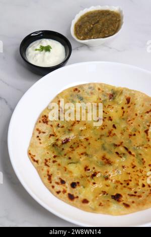 Cibo indiano. Aloo Paratha o pane piatto ripieno di patate indiane. Servito con burro, ghee, yogurt o cagliata e chutney di pomodoro arrosto. Foto Stock