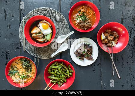 Squisito cibo giapponese diffuso in Red Bowl Foto Stock