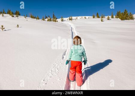 Ragazza che si gode una soleggiata giornata invernale in Colorado Foto Stock