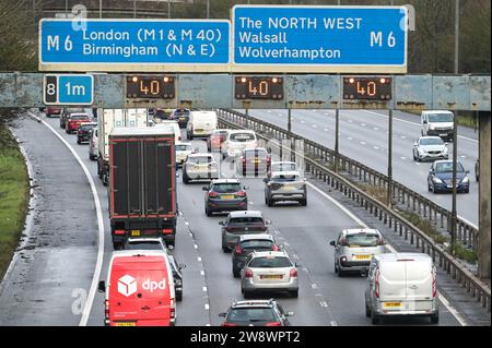 Autostrada M5, Sandwell, 22 dicembre 2023. Il traffico delle vacanze natalizie è tornato fino allo svincolo 1 della M5 vicino a Birmingham, con veicoli bloccati a griglia all'incrocio 8 dell'autostrada M6 che conduce a nord e sud. Si prevede che migliaia di autisti faranno il giro di Natale per stare con la famiglia questa sera. Credito: Stop Press Media/Alamy Live News Foto Stock