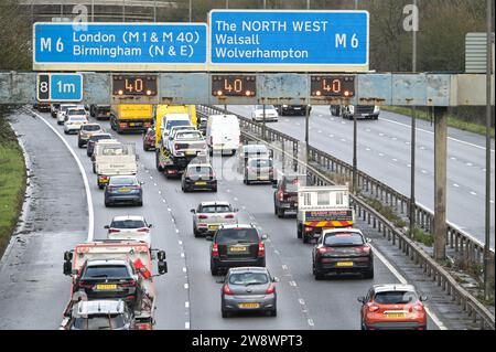 Autostrada M5, Sandwell, 22 dicembre 2023. Il traffico delle vacanze natalizie è tornato fino allo svincolo 1 della M5 vicino a Birmingham, con veicoli bloccati a griglia all'incrocio 8 dell'autostrada M6 che conduce a nord e sud. Si prevede che migliaia di autisti faranno il giro di Natale per stare con la famiglia questa sera. Credito: Stop Press Media/Alamy Live News Foto Stock