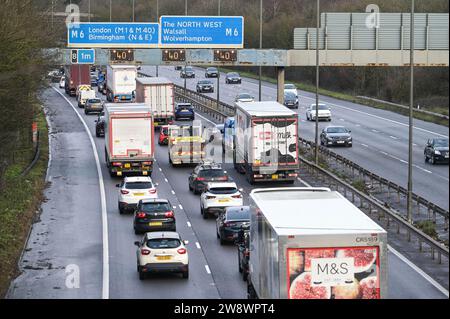 Autostrada M5, Sandwell, 22 dicembre 2023. Il traffico delle vacanze natalizie è tornato fino allo svincolo 1 della M5 vicino a Birmingham, con veicoli bloccati a griglia all'incrocio 8 dell'autostrada M6 che conduce a nord e sud. Si prevede che migliaia di autisti faranno il giro di Natale per stare con la famiglia questa sera. Credito: Stop Press Media/Alamy Live News Foto Stock