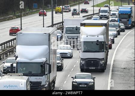 Autostrada M5, Sandwell, 22 dicembre 2023. Il traffico delle vacanze natalizie è tornato fino allo svincolo 1 della M5 vicino a Birmingham, con veicoli bloccati a griglia all'incrocio 8 dell'autostrada M6 che conduce a nord e sud. Si prevede che migliaia di autisti faranno il giro di Natale per stare con la famiglia questa sera. Credito: Stop Press Media/Alamy Live News Foto Stock