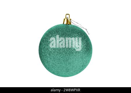 Una pallina di Natale scintillante color turchese isolata su sfondo bianco. Giocattolo decorativo, palla lucida ricoperta di glitter. Decorazioni per l'albero di Natale e. Foto Stock