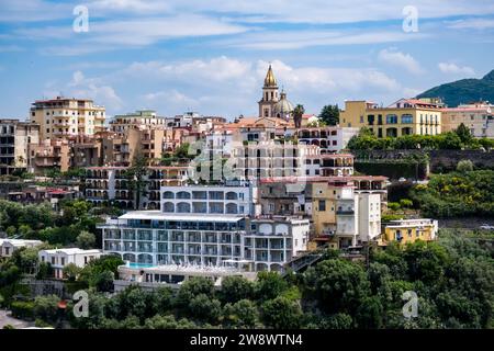 La cittadina di Vico Equense, situata sulla Costiera Amalfitana, in Costa d'Amalfi, uno dei centri turistici più importanti dell'Italia meridionale. Foto Stock