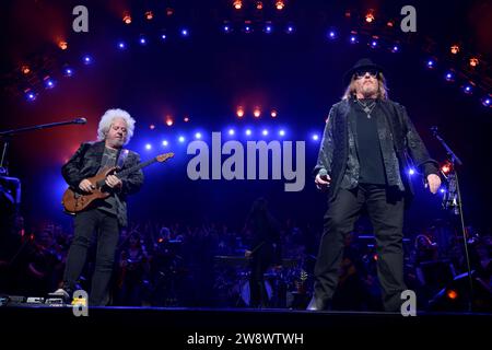 Toto v.l. Steve Lukather & Joseph Williams - Night of the Proms, Olympiahalle, München 15.12.2023 *** Toto V l Steve Lukather Joseph Williams Night of the Proms, Olympiahalle, Monaco di Baviera 15 12 2023 Foto Stock