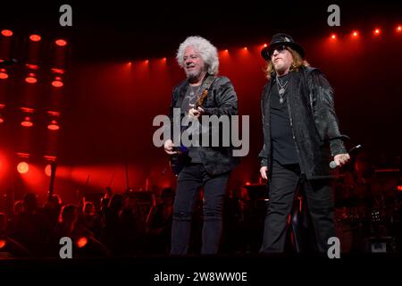 Toto v.l. Steve Lukather & Joseph Williams - Night of the Proms, Olympiahalle, München 15.12.2023 *** Toto V l Steve Lukather Joseph Williams Night of the Proms, Olympiahalle, Monaco di Baviera 15 12 2023 Foto Stock