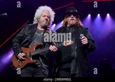 Toto v.l. Steve Lukather & Joseph Williams - Night of the Proms, Olympiahalle, München 15.12.2023 *** Toto V l Steve Lukather Joseph Williams Night of the Proms, Olympiahalle, Monaco di Baviera 15 12 2023 Foto Stock