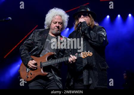 Toto v.l. Steve Lukather & Joseph Williams - Night of the Proms, Olympiahalle, München 15.12.2023 *** Toto V l Steve Lukather Joseph Williams Night of the Proms, Olympiahalle, Monaco di Baviera 15 12 2023 Foto Stock