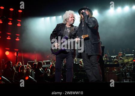 Toto v.l. Steve Lukather & Joseph Williams - Night of the Proms, Olympiahalle, München 15.12.2023 *** Toto V l Steve Lukather Joseph Williams Night of the Proms, Olympiahalle, Monaco di Baviera 15 12 2023 Foto Stock