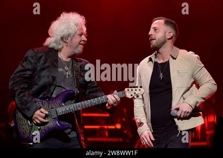 Toto Steve Lukather & James Morrison - Night of the Proms, Olympiahalle, München 15.12.2023 *** Toto Steve Lukather James Morrison Night of the Proms, Olympiahalle, Monaco di Baviera 15 12 2023 Foto Stock