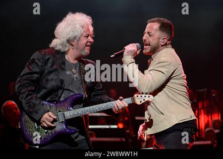 Toto Steve Lukather & James Morrison - Night of the Proms, Olympiahalle, München 15.12.2023 *** Toto Steve Lukather James Morrison Night of the Proms, Olympiahalle, Monaco di Baviera 15 12 2023 Foto Stock