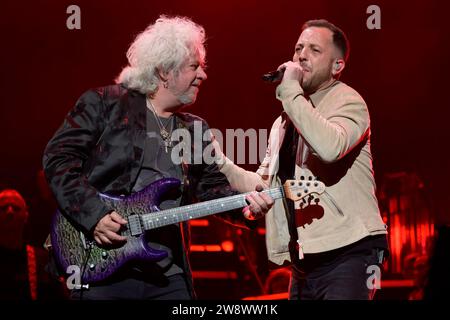 Toto Steve Lukather & James Morrison - Night of the Proms, Olympiahalle, München 15.12.2023 *** Toto Steve Lukather James Morrison Night of the Proms, Olympiahalle, Monaco di Baviera 15 12 2023 Foto Stock