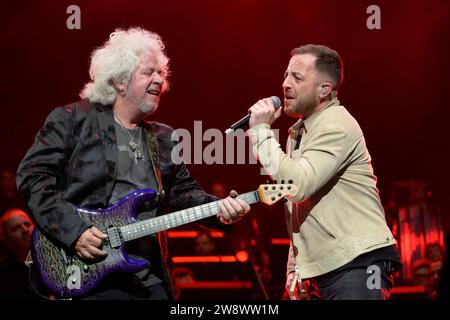 Toto Steve Lukather & James Morrison - Night of the Proms, Olympiahalle, München 15.12.2023 *** Toto Steve Lukather James Morrison Night of the Proms, Olympiahalle, Monaco di Baviera 15 12 2023 Foto Stock