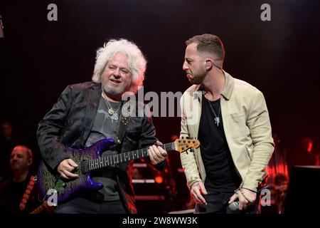 Toto Steve Lukather & James Morrison - Night of the Proms, Olympiahalle, München 15.12.2023 *** Toto Steve Lukather James Morrison Night of the Proms, Olympiahalle, Monaco di Baviera 15 12 2023 Foto Stock