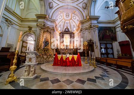 Design degli interni e altare all'interno della chiesa di Santa Maria Assunta di Positano sulla Costiera Amalfitana. Foto Stock