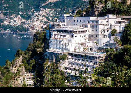 L'edificio dell'Hotel Grand Hotel Tritone a Prajano, in Costiera Amalfitana, situato su una collina che si affaccia sul Mar Mediterraneo. Foto Stock