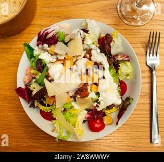 Variante di Caesar Salad con pollo, mix di lattuga e cracker Foto Stock