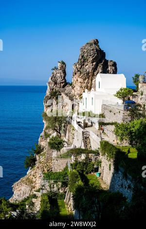 Lido di Capo di Concha, una piccola spiaggia con bar vicino al piccolo villaggio di Conca dei Marini su una piccola penisola rocciosa della Costiera Amalfitana. Foto Stock