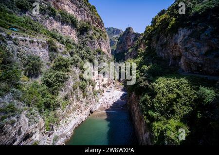 Case e spiaggia Fiordo di Furore della città di Furore sulla Costiera Amalfitana, che si trova sulla costa in una valle che conduce al Mar Mediterraneo. Foto Stock