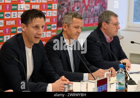 Colonia, Germania. 22 dicembre 2023. Christian Keller (l-), Amministratore delegato 1. FC Köln, Direttore commerciale 1. FC Köln, e Werner Wolf, presidente 1. FC Köln, parla con i rappresentanti dei media. A seguito del licenziamento dell'allenatore Baumgart, il divieto di trasferimento per il club della Bundesliga è stato confermato anche ieri, giovedì, dal Tribunale Internazionale di Arbitrato per lo Sport Cal. Crediti: Roberto Pfeil/dpa/Alamy Live News Foto Stock