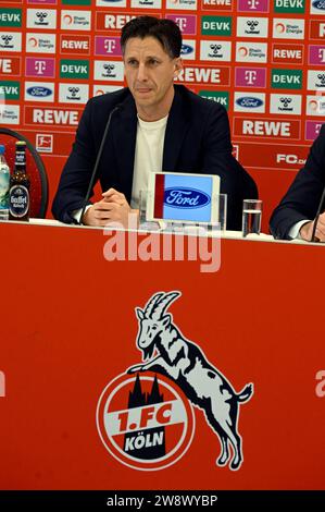 Colonia, Germania. 22 dicembre 2023. Christian Keller, Amministratore delegato di 1. FC Köln, parla ai rappresentanti dei media. A seguito del licenziamento dell'allenatore Baumgart, il divieto di trasferimento per il club della Bundesliga è stato confermato anche ieri, giovedì, dalla Corte Internazionale di Arbitrato per lo Sport CAS. Crediti: Roberto Pfeil/dpa/Alamy Live News Foto Stock