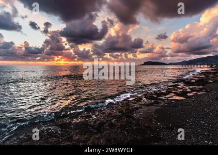 Vista panoramica del castello di Alanya e della spiaggia durante il tramonto Foto Stock