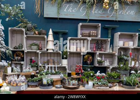 Londra, Borough Market, Regno Unito - 20 dicembre 2023, negozio di fiori che vende souvenir e piante per Natale. Foto Stock