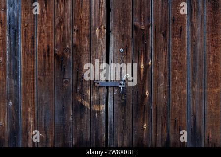 Vecchia struttura in legno marrone delle porte del fienile Foto Stock