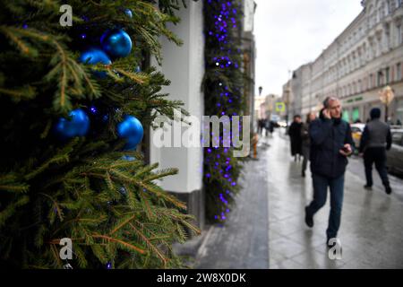 Mosca, Russia. 22 dicembre 2023. People Walk Before New Year Decreations in Central Moscow, Russia, 22 dicembre 2023. Crediti: Alexander Zemlianichenko Jr/Xinhua/Alamy Live News Foto Stock