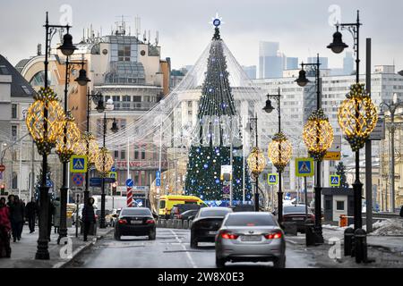 Mosca, Russia. 22 dicembre 2023. Le decorazioni di Capodanno sono visibili nel centro di Mosca, in Russia, 22 dicembre 2023. Crediti: Alexander Zemlianichenko Jr/Xinhua/Alamy Live News Foto Stock