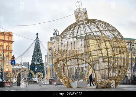 Mosca, Russia. 22 dicembre 2023. People Walk Before New Year Decreations in Central Moscow, Russia, 22 dicembre 2023. Crediti: Alexander Zemlianichenko Jr/Xinhua/Alamy Live News Foto Stock