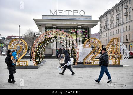 Mosca, Russia. 22 dicembre 2023. People Walk Before New Year Decreations in Central Moscow, Russia, 22 dicembre 2023. Crediti: Alexander Zemlianichenko Jr/Xinhua/Alamy Live News Foto Stock