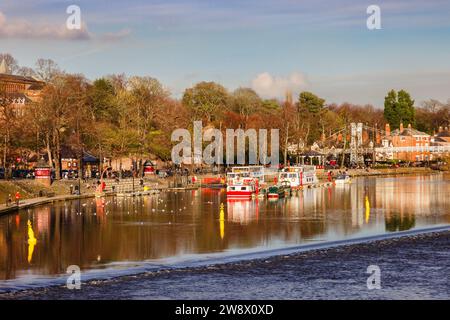 Guarda a monte attraverso la diga sul fiume Dee fino a showboats by the Groves. Chester, Cheshire, Inghilterra, Regno Unito, Gran Bretagna Foto Stock