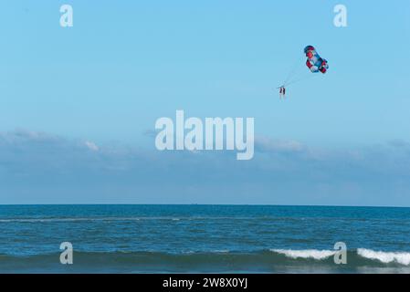 Da Nang, Vietnam - 5 ottobre 2023: Due persone stanno paracadutizzando il mare. Foto Stock