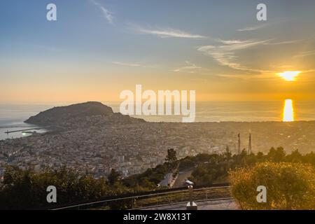Vista di Alanya e della città di Antalya al tramonto che mostra il castello di Alanya, la città e il mare Foto Stock