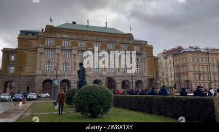 Cattura dello schermo tratta dal video PA dell'Università Charles di Praga, Repubblica Ceca, a seguito di una sparatoria mortale di ieri all'università da parte di uno studente di 24 anni che ha causato la morte di 14 persone. Data immagine: Venerdì 22 dicembre 2023. Foto Stock