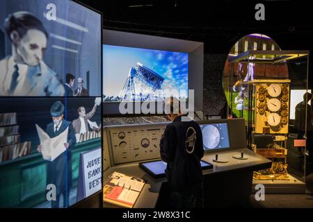 Regno Unito, Inghilterra, Cheshire, Goostrey, Jodrell Bank, centro visitatori First Light, interni, mostre interattive Foto Stock