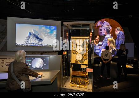 Regno Unito, Inghilterra, Cheshire, Goostrey, Jodrell Bank, First Light Visitor Centre, interno, radiotelescopio per visitatori "sterzanti" Foto Stock