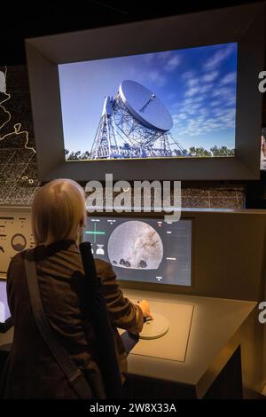 Regno Unito, Inghilterra, Cheshire, Goostrey, Jodrell Bank, First Light Visitor Centre, interno, radiotelescopio per visitatori "sterzanti" Foto Stock