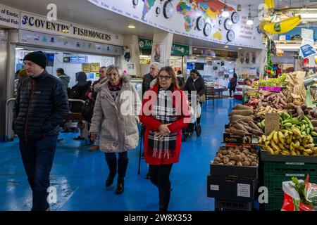 Coventry, Regno Unito. 22 dicembre 2023. Il centro di Coventry era molto affollato con gli acquirenti che compravano i loro prodotti natalizi dell'ultimo minuto. Coventry Market era particolarmente affollato. Credito: AG News/Alamy Live News Foto Stock