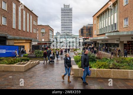 Coventry, Regno Unito. 22 dicembre 2023. Il centro di Coventry era molto affollato con gli acquirenti che compravano i loro prodotti natalizi dell'ultimo minuto. La folla affollava il centro della città. Credito: AG News/Alamy Live News Foto Stock