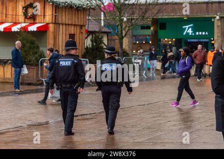 Coventry, Regno Unito. 22 dicembre 2023. Il centro di Coventry era molto affollato con gli acquirenti che compravano i loro prodotti natalizi dell'ultimo minuto. Agenti di polizia extra erano in servizio. Credito: AG News/Alamy Live News Foto Stock