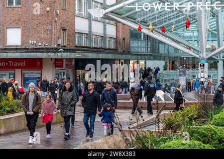 Coventry, Regno Unito. 22 dicembre 2023. Il centro di Coventry era molto affollato con gli acquirenti che compravano i loro prodotti natalizi dell'ultimo minuto. Agenti di polizia extra erano in servizio. Credito: AG News/Alamy Live News Foto Stock