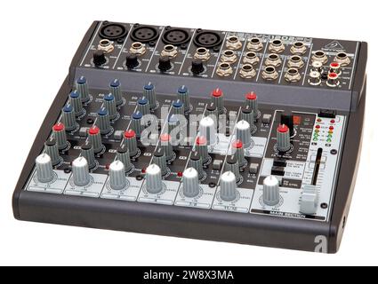 Mixer audio piccolo, ingressi microfono xlr, ingressi jack, controlli guadagno, ingressi stereo, microfono, fono, eq, fader, Foto Stock