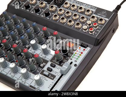 Mixer audio piccolo, ingressi microfono xlr, ingressi jack, controlli guadagno, ingressi stereo, microfono, fono, eq, fader, Foto Stock