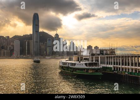 Traghetto a stella e Victoria Harbor a Tsim Sha Tsui, Kowloon, Hong Kong Foto Stock